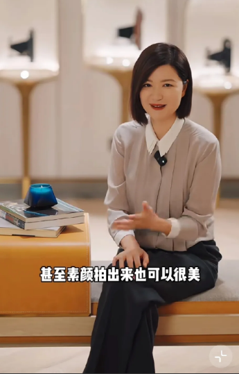 上海主持一姐陈蓉重归大众视线，没想到多年不见，陈蓉丝毫没有变化，还是那么端庄大气