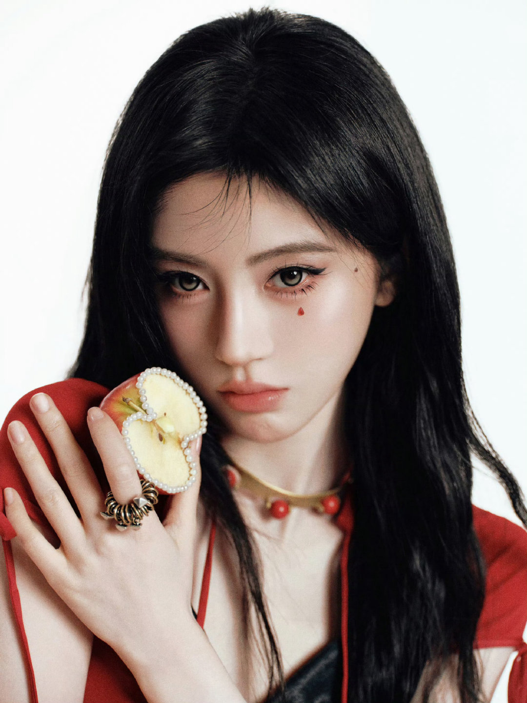 鞠婧祎｜新年营业，不一样的红色系穿搭，千禧年辣妹的超绝表现力！好美的一张脸，好适