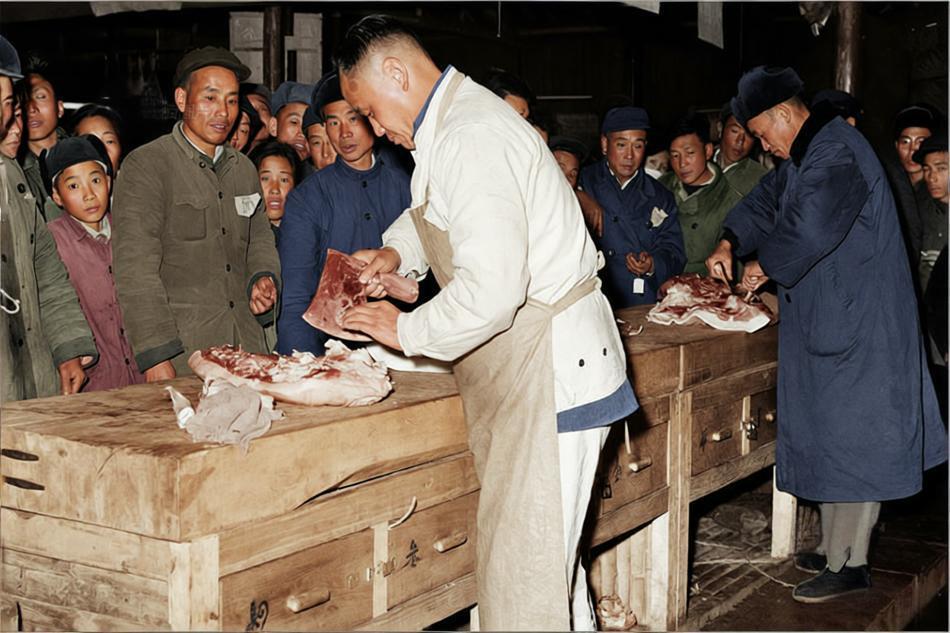 1965年，南京，一位穿着白围裙的肉店师傅正用大铲子从案板上铲起剁碎的猪肉，准备