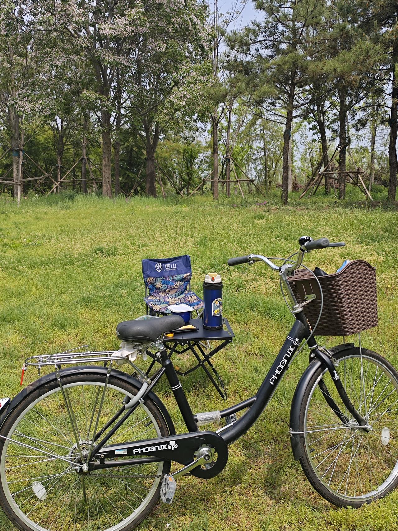 每天九点过后，载着露营桌椅骑车到湖边草坪。听着舒缓的音乐，吃着清甜的水果，晒着