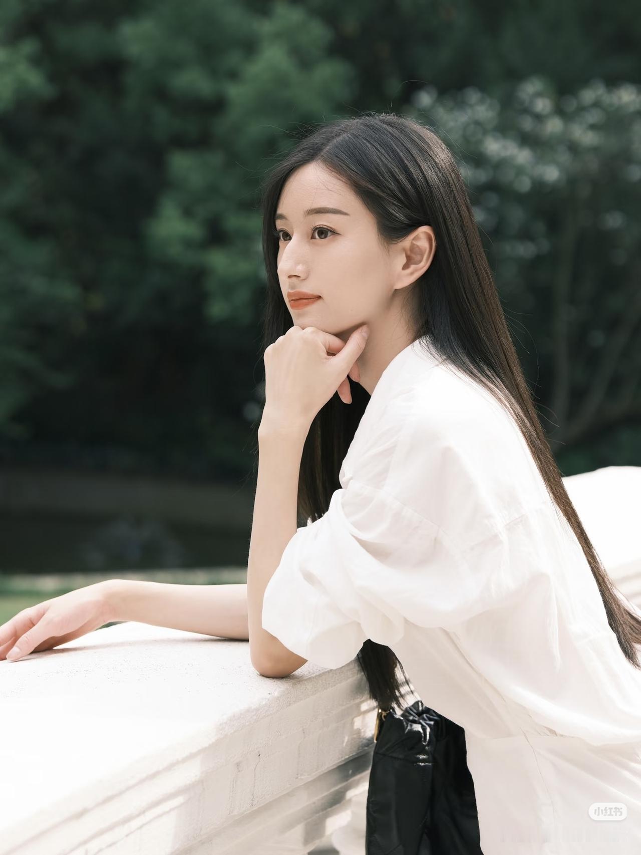 沉思的少女，倚靠在栏杆上，静享宁静时光。