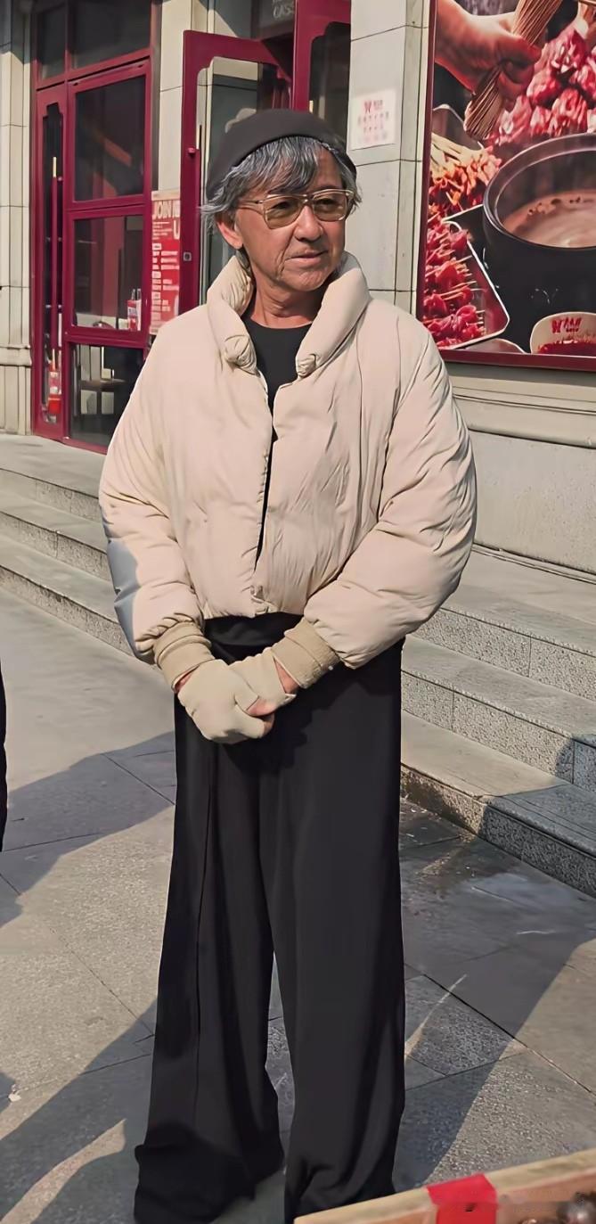 林子祥78岁了，打扮的非常日系年轻。他和64岁的叶倩文两人于1996年7月1