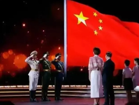 2014年，董卿专程去美国生孩子，让儿子自动获得美国国籍。面对质疑，董卿回答：只