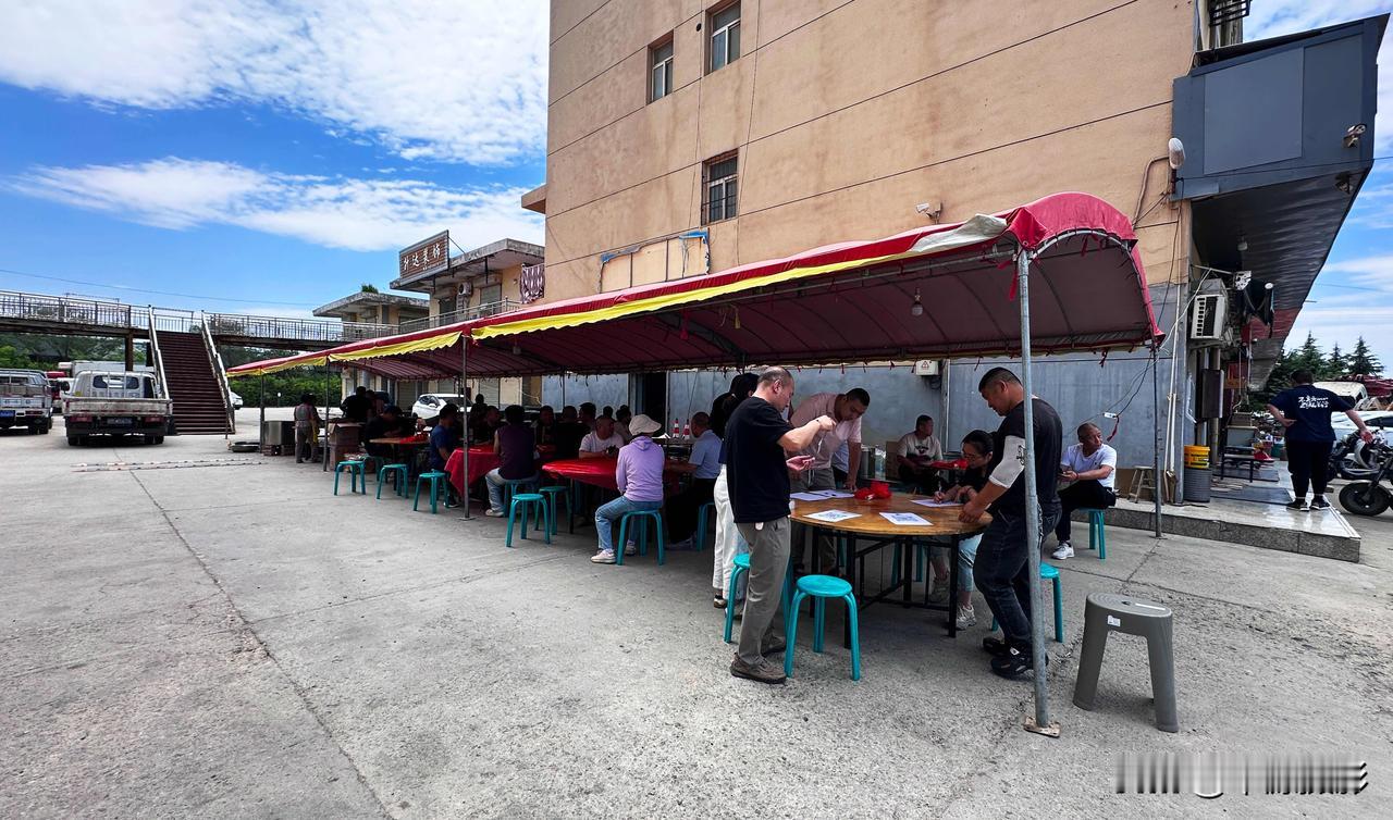 6月5日-6日，运城网约车公司免费请所有网约车司机师傅吃饭，两天时间接待了100