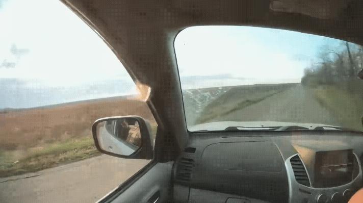 这四名乌军太幸运了，差点见不到明天的太阳。四名乌军士兵开着皮卡车正在公路上行