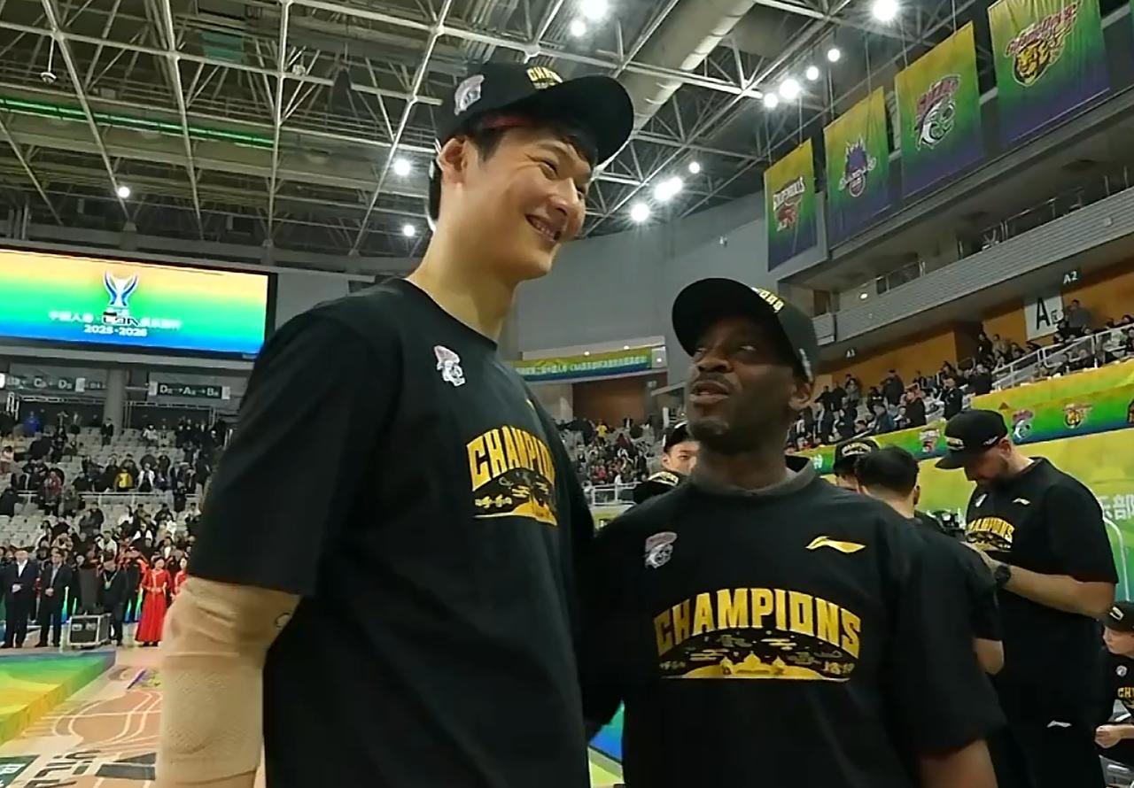 上海队蝉联冠军！200万奖金到手，洛夫顿MVP王哲林笑得很开心CBA联赛杯，