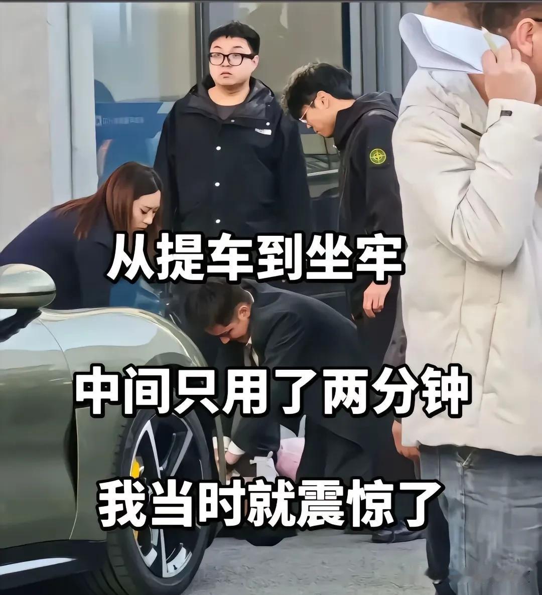 此刻，不知那男子呆呆地在看什么。空洞的眼神昭示着，这一刻他的大脑已然一片空白，没