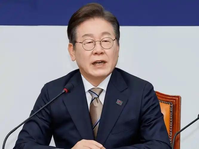 韩国现任总统李在明，最近干了两件直接震动半岛的大事！第一件，直接把三八线前沿