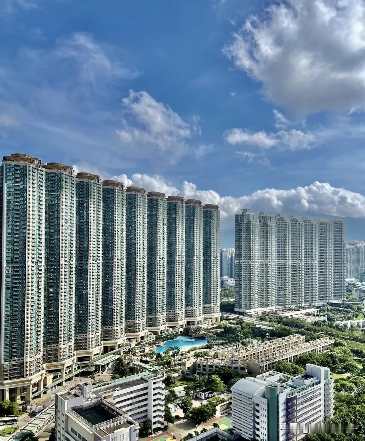 香港的高密度住宅楼，容积率真是惊人！这是李嘉诚在香港东涌开发的高层住宅，俗称