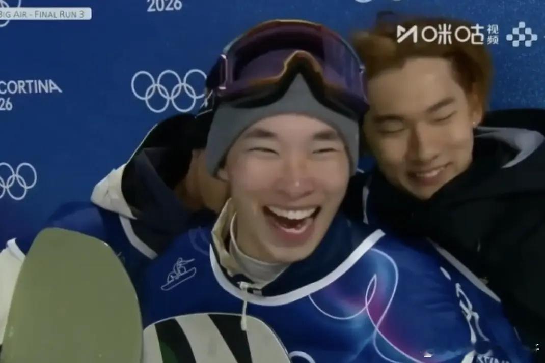 咱输得起！苏翊鸣主动拥抱2位日本选手回应裁判争议：判罚很公平北京时间2月8日，