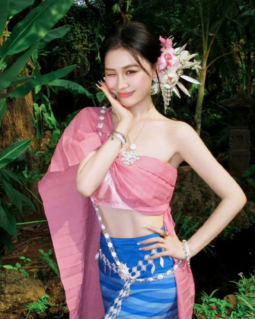 内娱果然没有普女，金靖这组傣装写真直接封神了