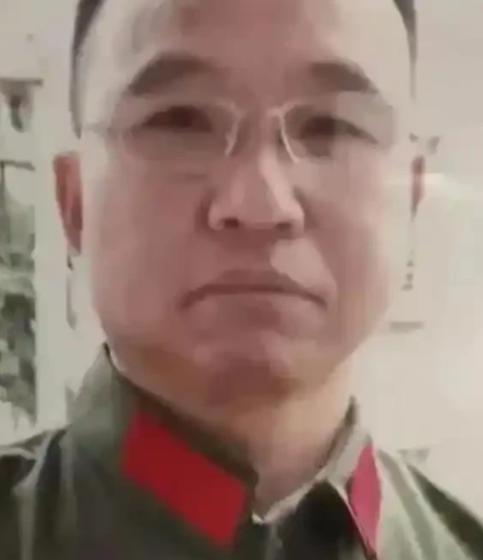 1984年，战士李陶雄中弹牺牲，送葬途中遗体竟两次从车上跌落，护士郑英察觉异样，