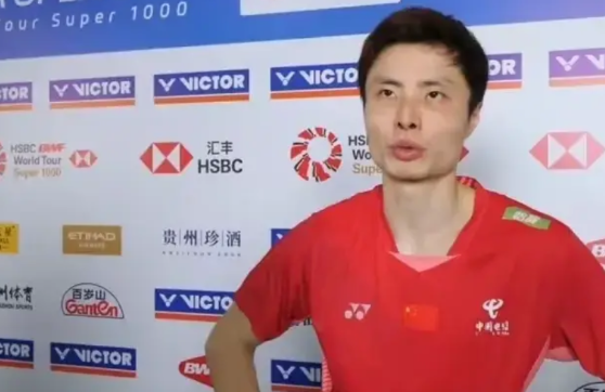 很多人都说石宇奇既然摔伤了为什么不直接放弃比赛，让李诗沣去和周天成打半决赛说不定