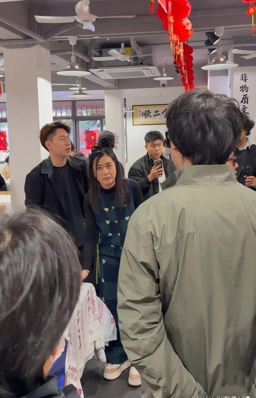 她走路的姿态，还是泄露了底牌。在汕头老街，她端着碗粿条，肩膀不自觉地往前缩。