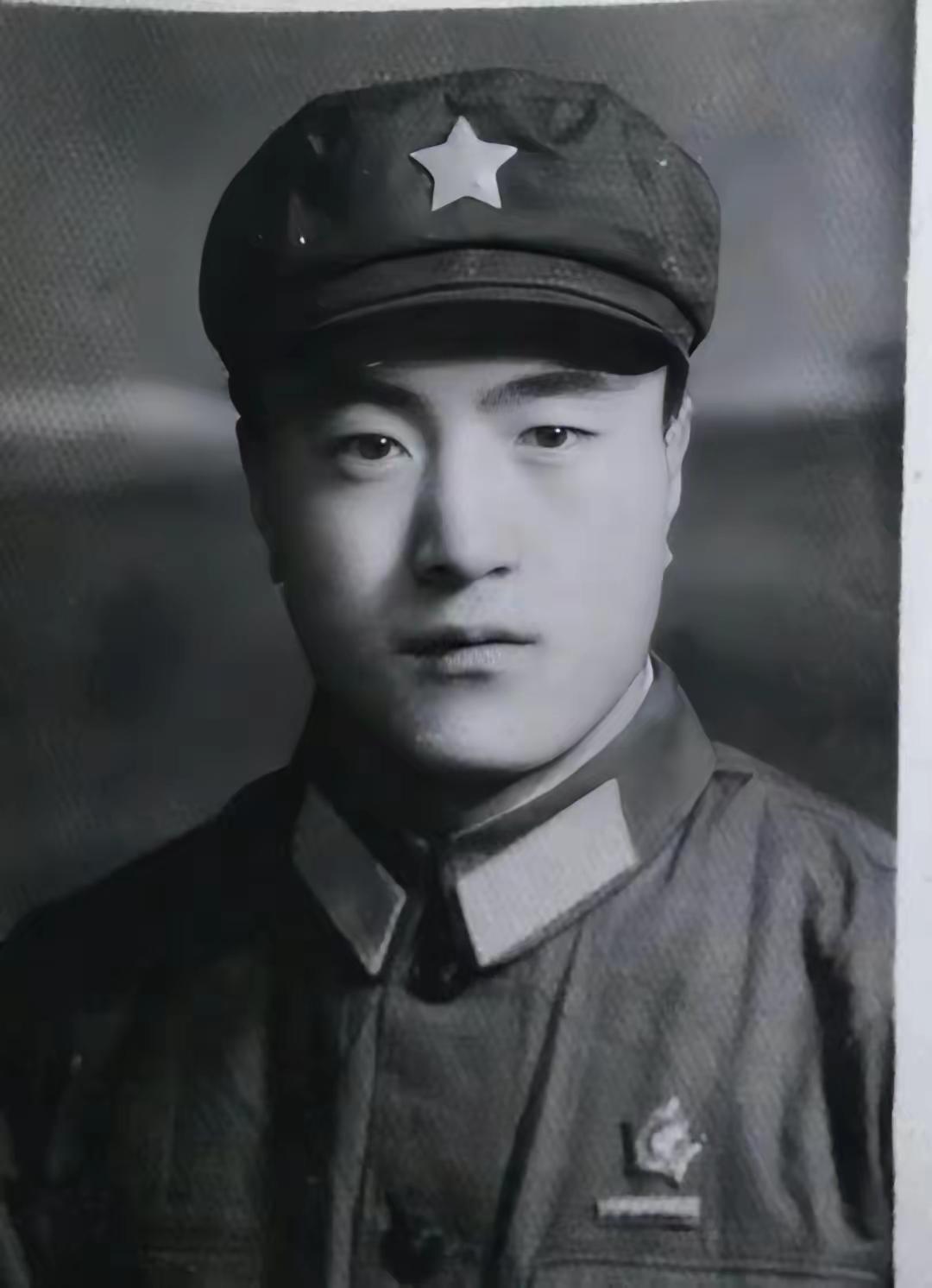 老山战伇就是他炊事班长，挑着猪肉炖粉丝和馒头，上去一看全排牺牲了，他哭着大喊战友