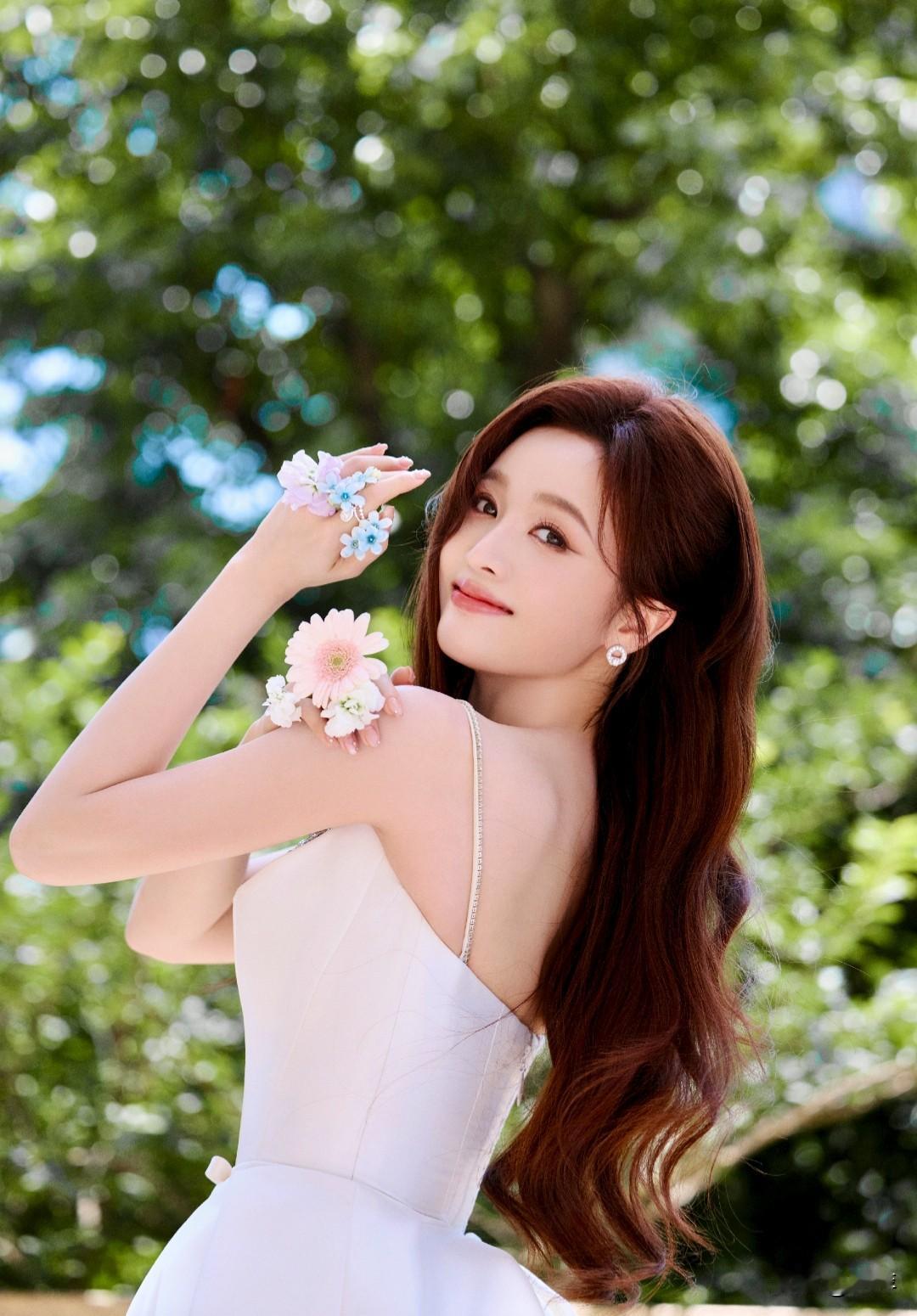 吴宣仪的这组春日写真，美得像一首温柔的诗。