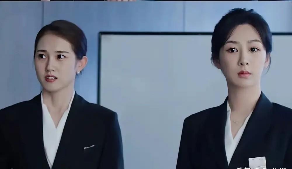 她演长剧时总被说“脸太硬”，转战短剧后，这张脸却成了爆款密码。我见过她拍戏现场