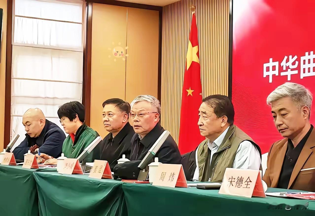 假如，没有了政府拨款经费、国家专项补助，这些坐在台上人五人六、夸夸其谈的协会会员