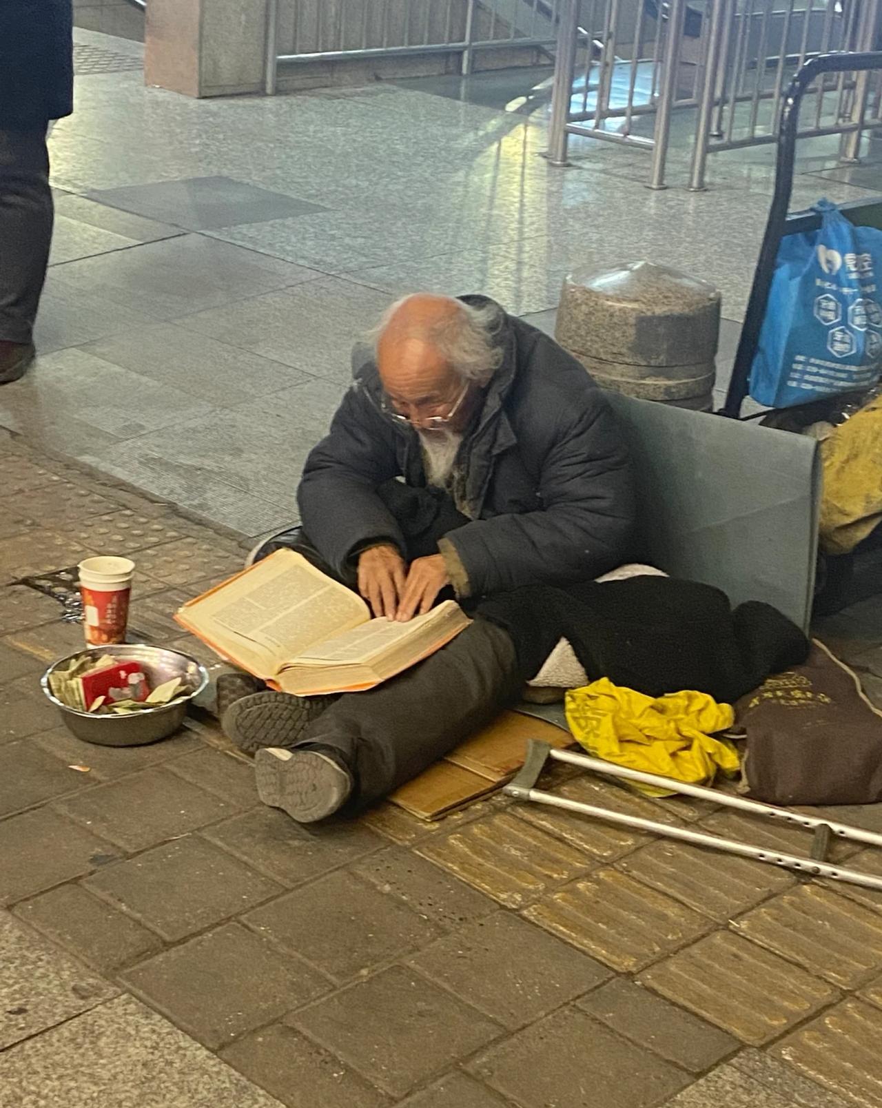 为什么穷人读书是装文雅，有钱人读书是日常行为。有人会对看书羞耻吗？不喜欢在共众