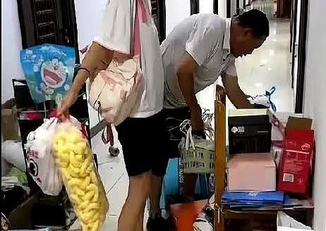 近日，一男子去大学接放假的女儿回家，看到楼道里丢弃的物品一下子走不动了，吹风机、
