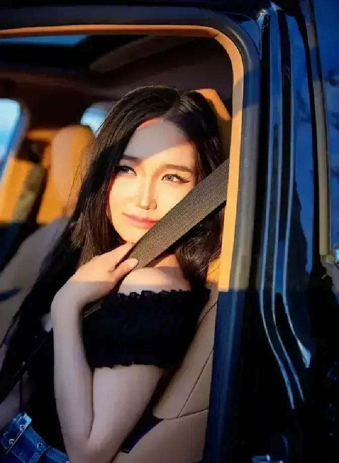 快讯！快讯！有位老总的夫人开车闯了红灯，按理说，只要交罚款扣分就行了，罚款也就