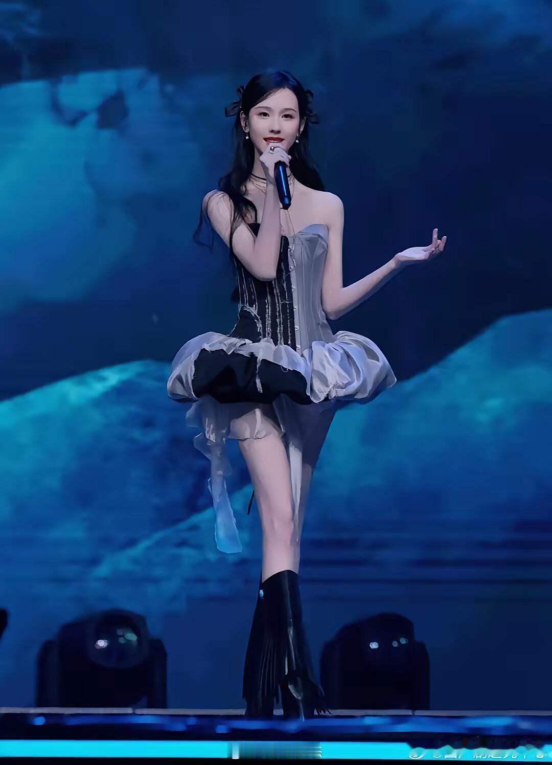 陈都灵身材比例真的太好了​​​