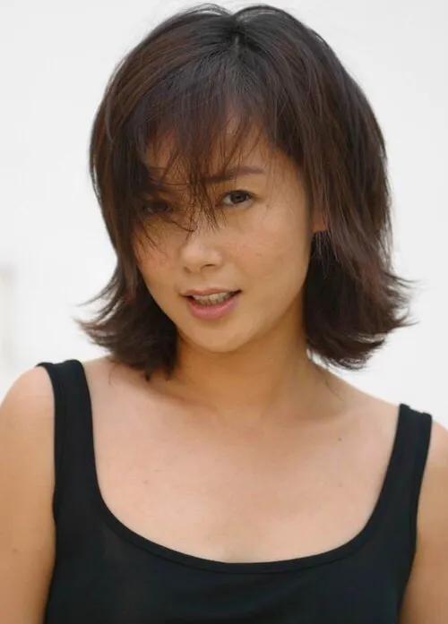 2005年，正在哺乳期的蒋雯丽带着儿子冲到剧组，直接给了张静初一巴掌，警告道：“