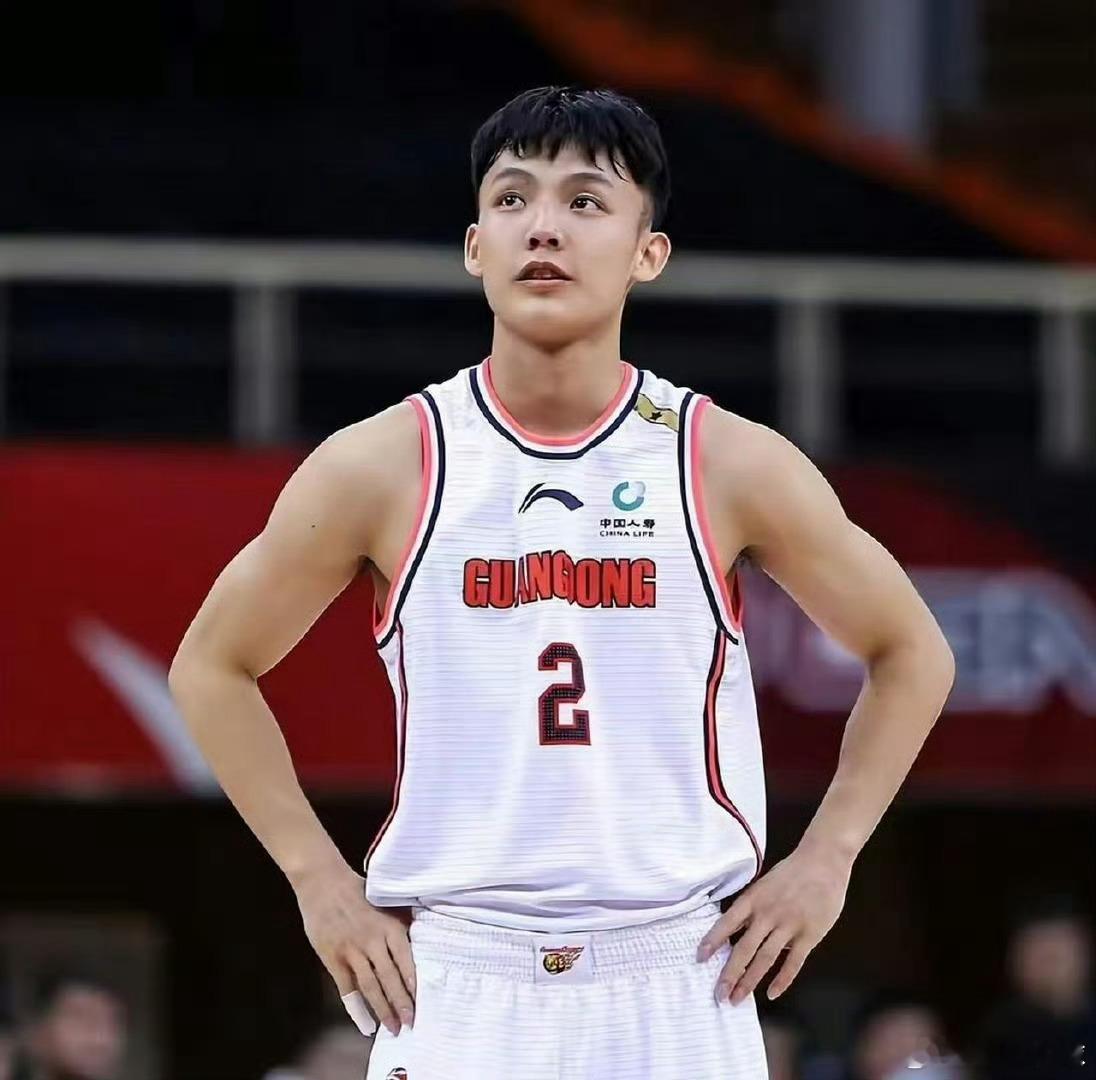 徐杰争分夺秒！广东男篮晋级杯赛八强后，杜锋决定给球员们放一天假，理由是过去的四天