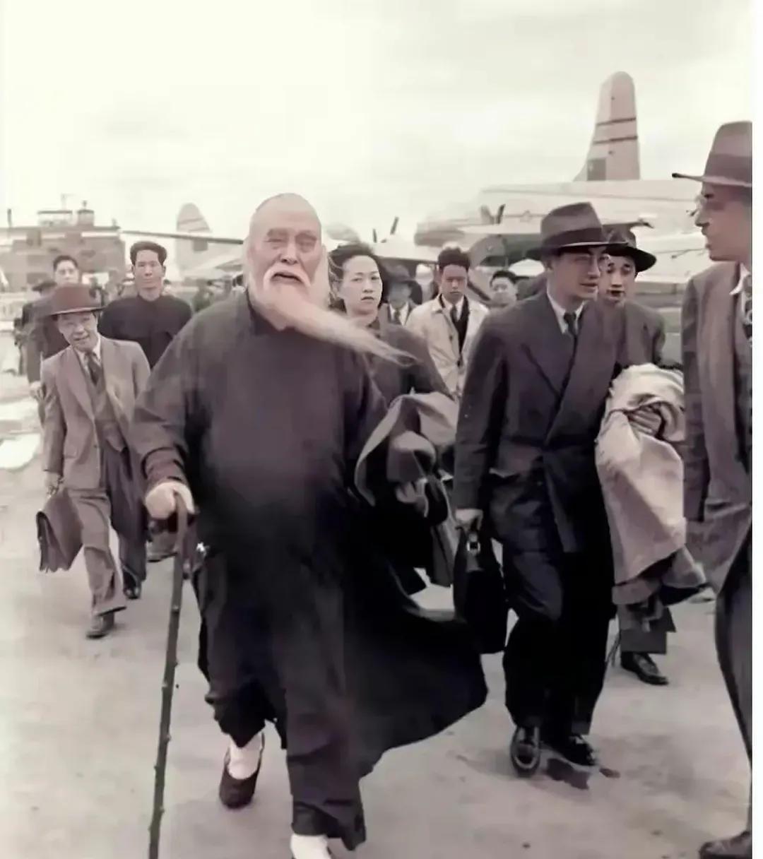 1949年，于右任被“胁迫”离开大陆，这是他在赶飞机时，留下的一张老照片。照