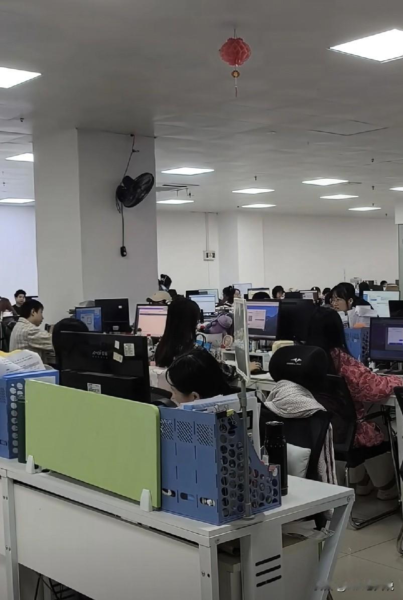 今天听同事讲了他一个朋友买法拍房的事:这个法拍房的原房主是一个做生意的老板,抵押