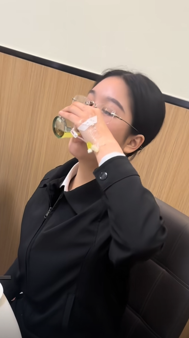 坚毅的眼神，不服输的劲挂水还喝酒，真是厉害