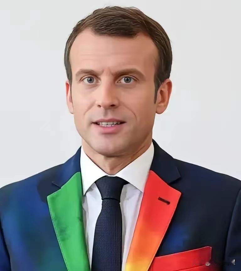 马克龙这次是真的急眼了，直接梭哈，把家底儿全亮了出来。“戴高乐”号核动力航母