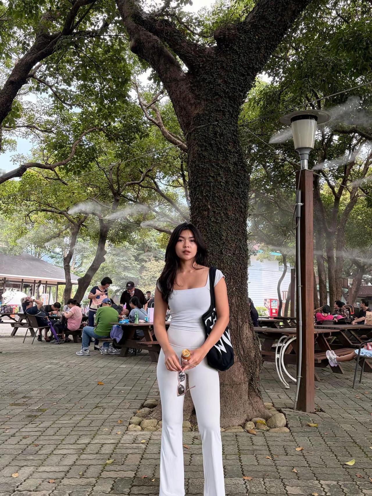 健身女孩穿搭穿搭好身材好气质健身穿搭一字肩