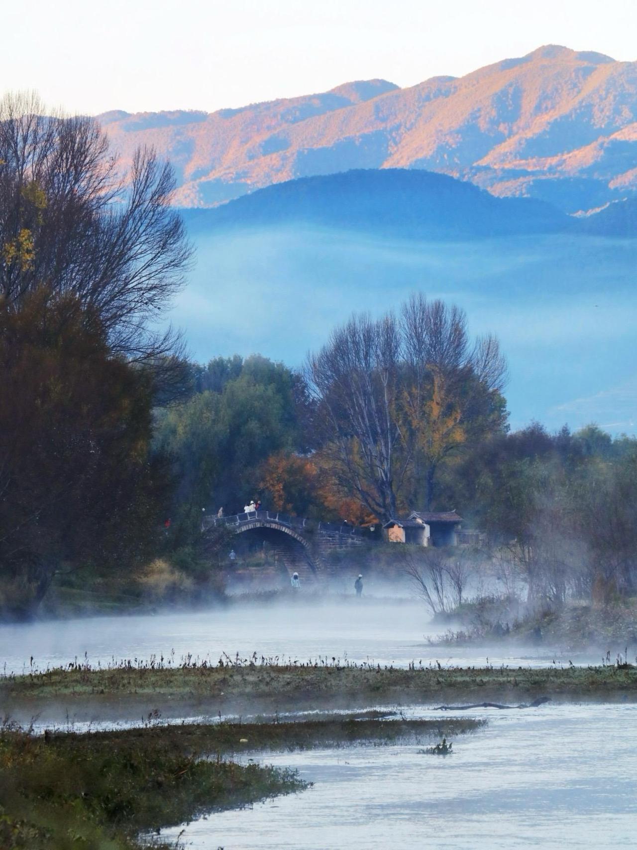 沙溪的晨雾把时光都揉软了，江面的水汽和远处的山连成一片，像是给古镇披了层薄纱；岸