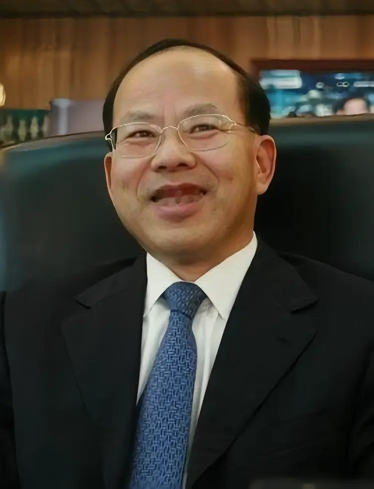 他一个从农村走出来的县委书记，半路杀进汽车行业。1996年的广州，汽车圈里没人看好广汽。说难听点，当