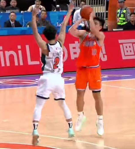 第四节徐杰被福建队黎易阳单打了三个三分球，导致比分被福建队领先，这就是徐杰打不了