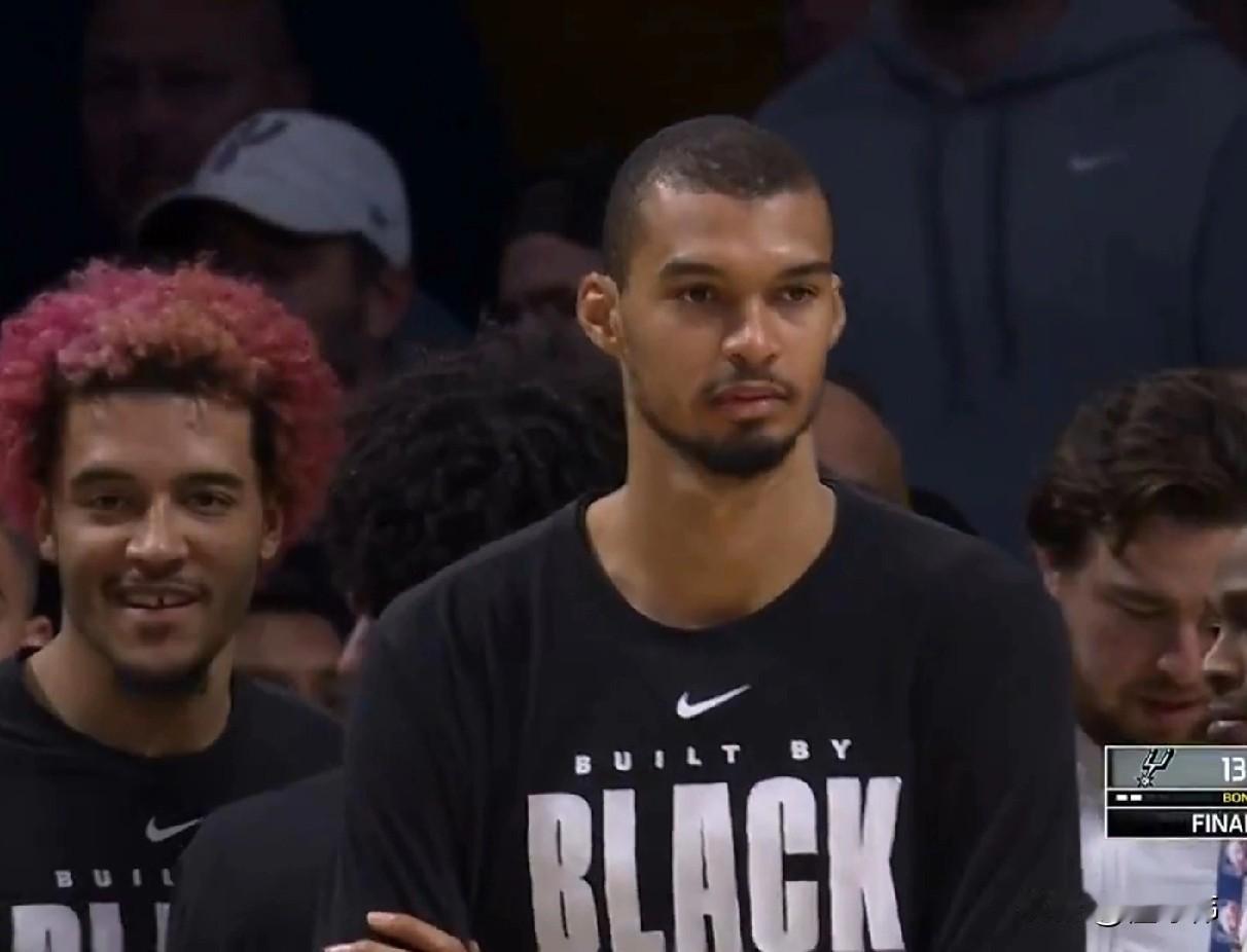 影响挺大！文班亚马谈詹姆斯不打：“这是湖人背靠背的比赛。”“勒布朗休息很