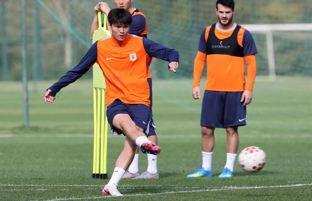 山东泰山队以后就放心大胆的上小将吧，上表现的不是很好嘛，作用真不比老将差。泰山