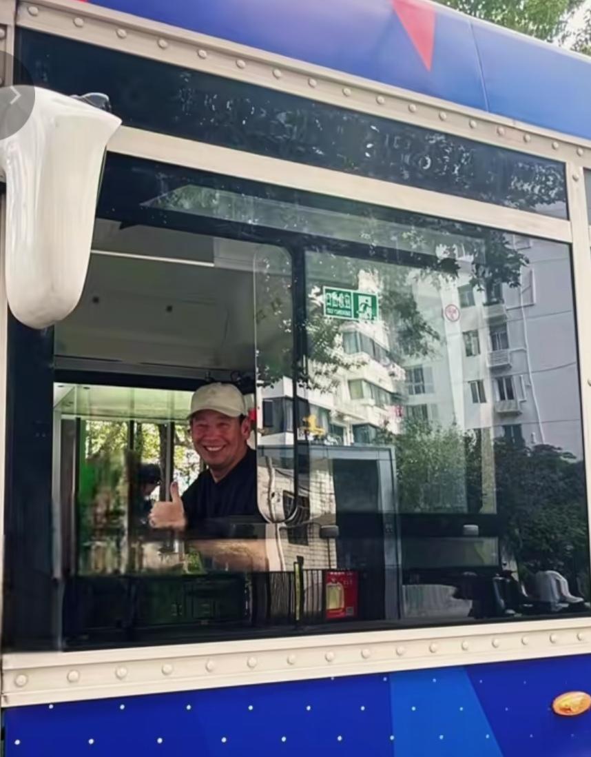 申花球迷感到太自豪了！主帅斯卢茨基在象征申花公交车当了回司机！而海港的穆斯卡特好