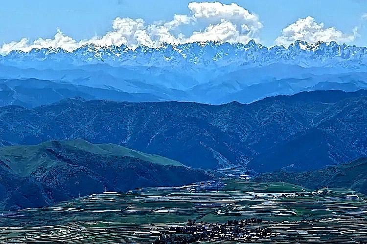 伫立甘南卓尼观景台极目远眺，群山层峦叠嶂，苍翠连绵，尽显山河雄浑秀美。起伏山脉蜿