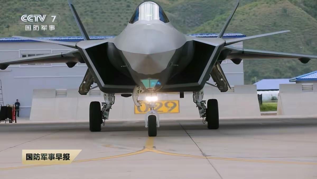 美:阿中听说你家2030年歼20要突破1000架你到底要干嘛啊中:你这