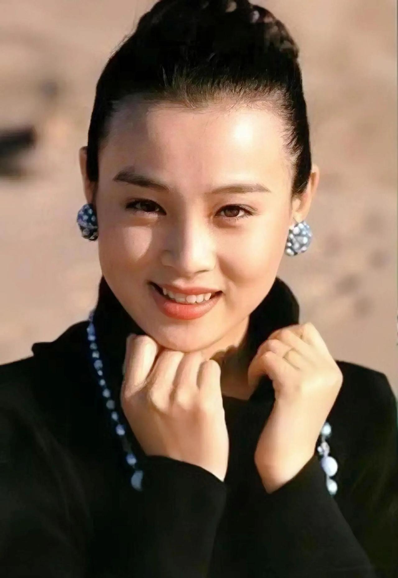 1999年，英宁向刚生下女儿不久的妻子赵明明提出离婚，赵明明不肯，不停追问原因，