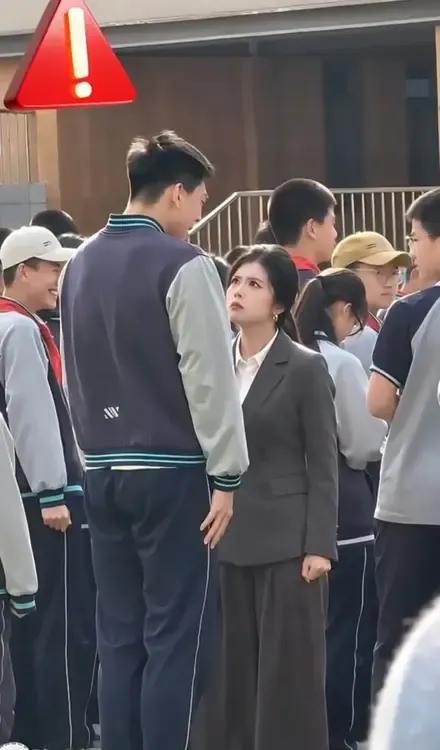 17岁身高195的儿子被妈妈训哭了！[笑着哭]