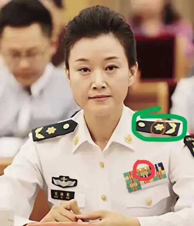 同是海军身份的两名女军人，都身穿着海军夏常服，英姿飒爽，气宇不凡，妩媚中不失大将