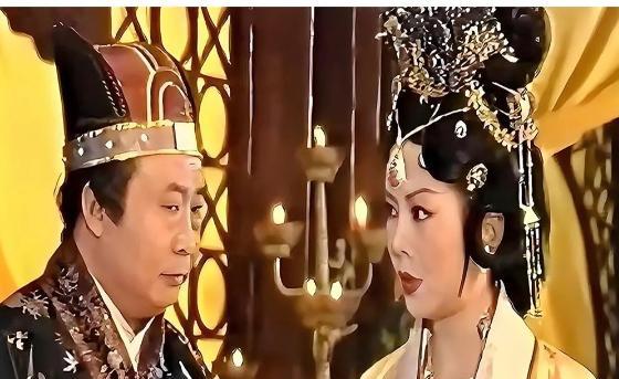 慈禧将18岁的贴身宫女，嫁给60岁的老太监。洞房花烛夜老太监一把扯下身上的大红花