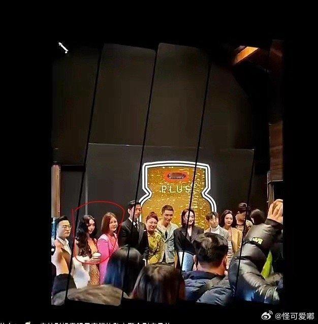 易梦玲也拍了合照，结果被截掉了，娱乐圈的名利场…​​​