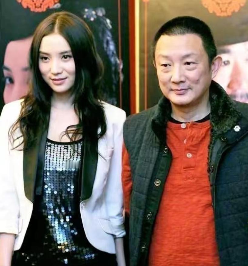 2007年，50岁的导演张黎爱上了27岁的宋佳，为了抱得美人归，他马上和