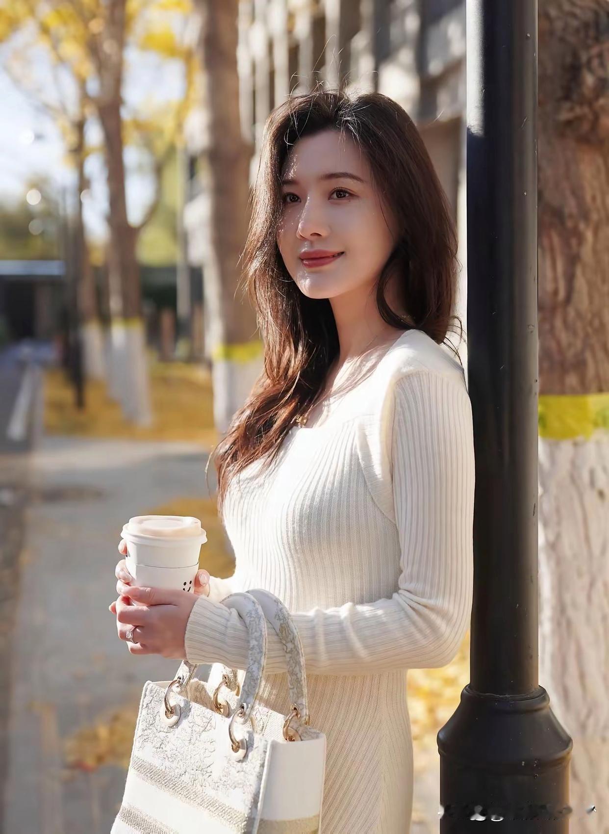 秋日暖阳下，温柔少女手捧咖啡，漫步在落叶铺满的小径上，这画面想想就无比美好。就像