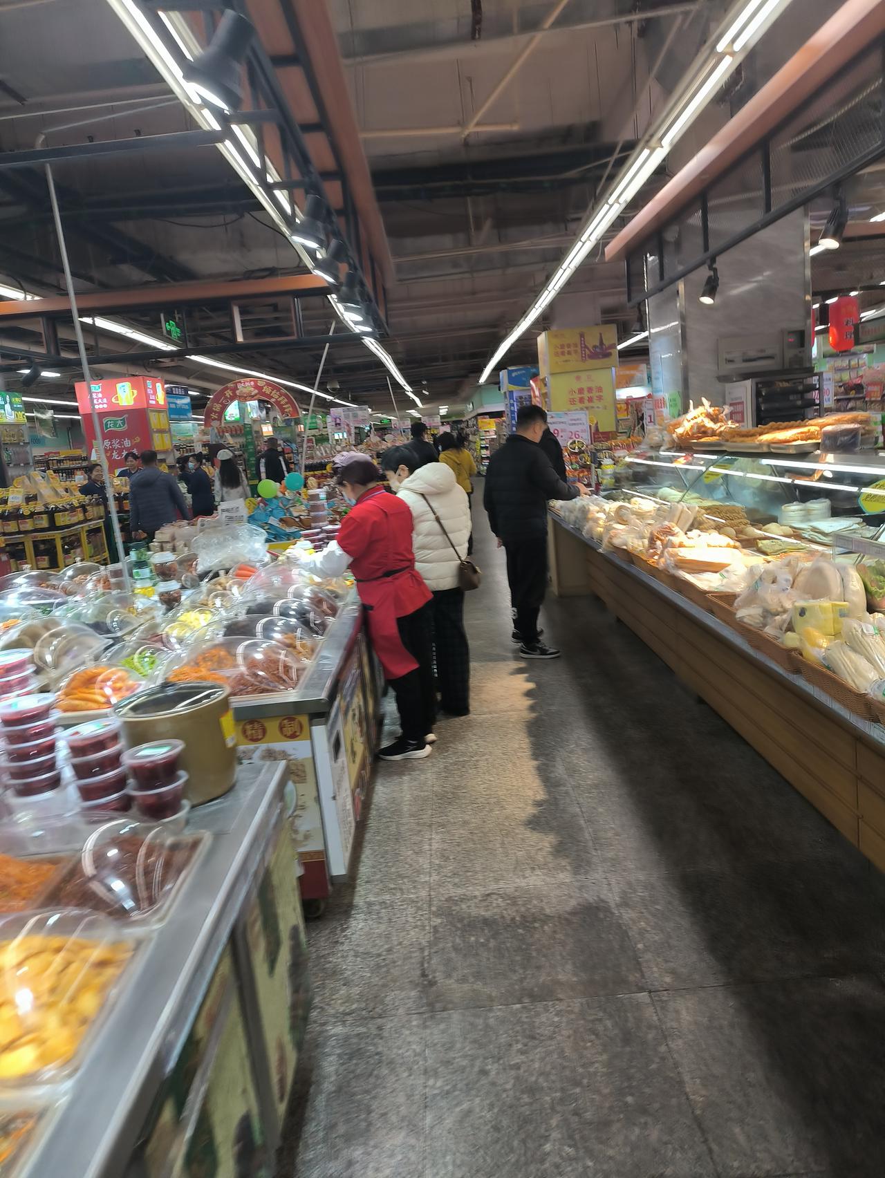 淄博商厦超市的生意为什么这么好？我实在搞不大明白。淄博商厦-1层的超市本身就不