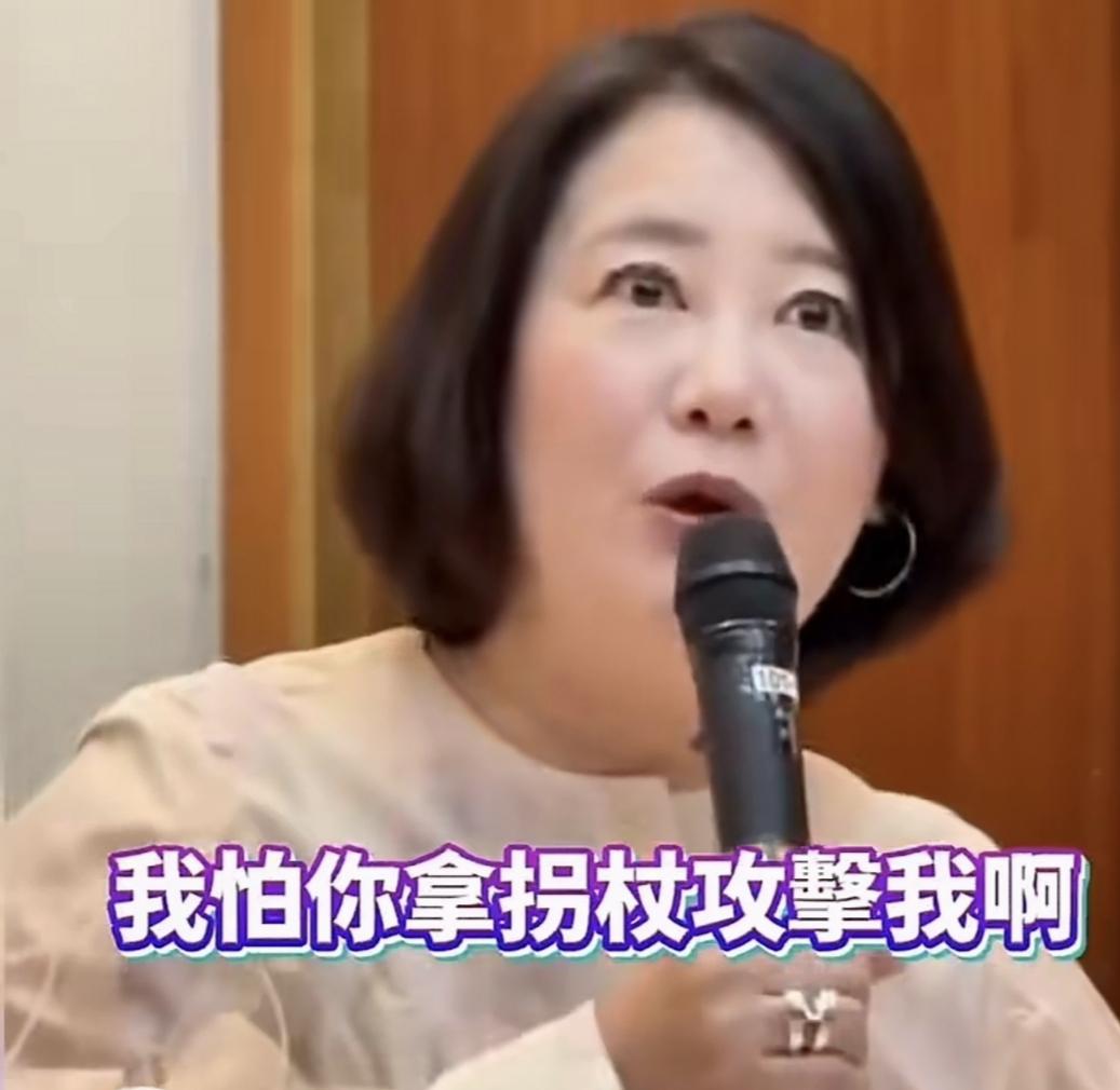 林宜瑾拄拐杖闹场，吴思瑶说是玩笑——真不愧是“吴造谣”。罗智强一句话戳破：谁在跟